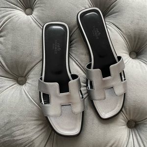 Hermes sandals 38.5 worn twice not even broken in. Comes with box. Can fit a 38